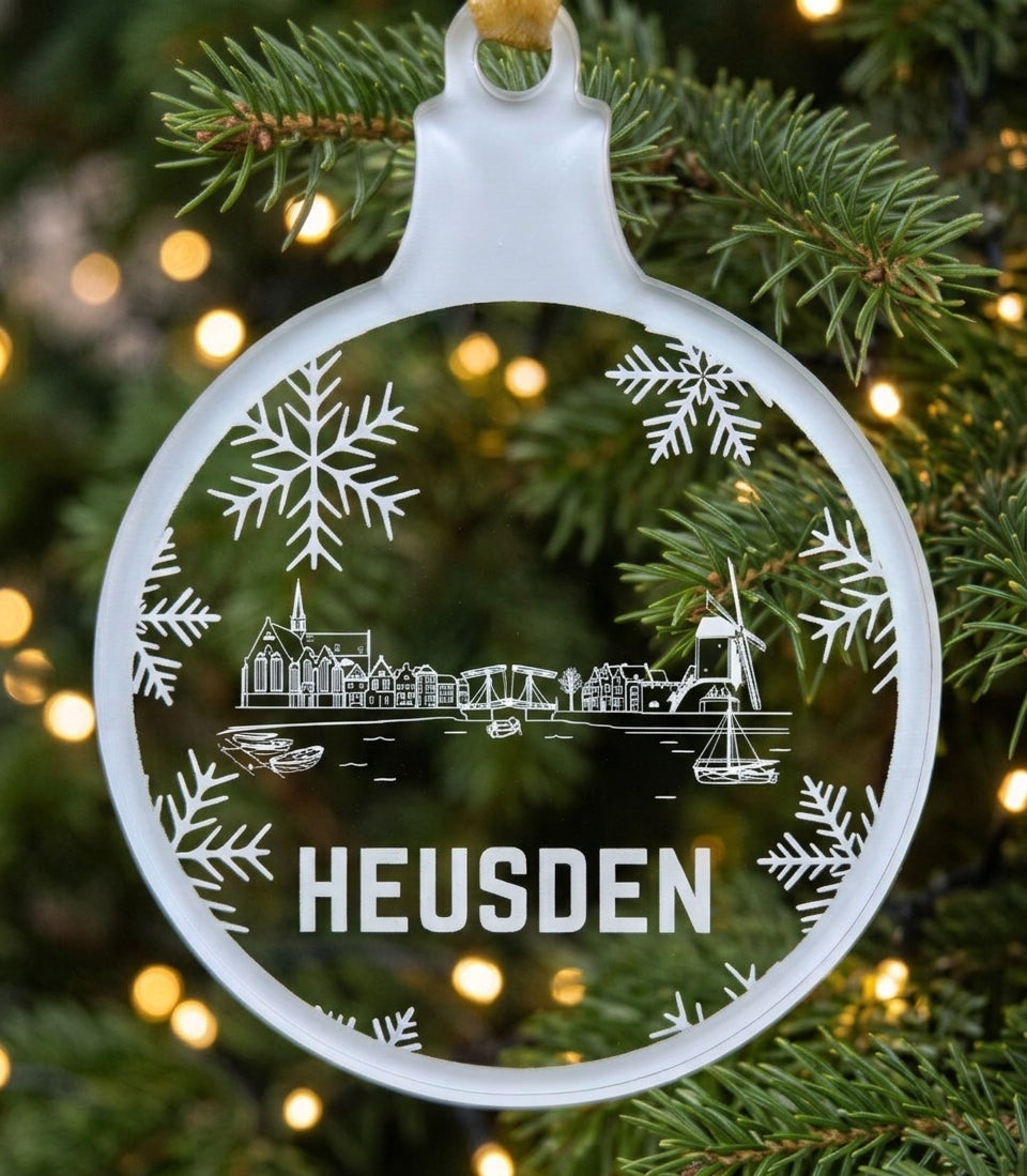 Transparante acryl kerstbal met lasergegraveerde skyline van Heusden.