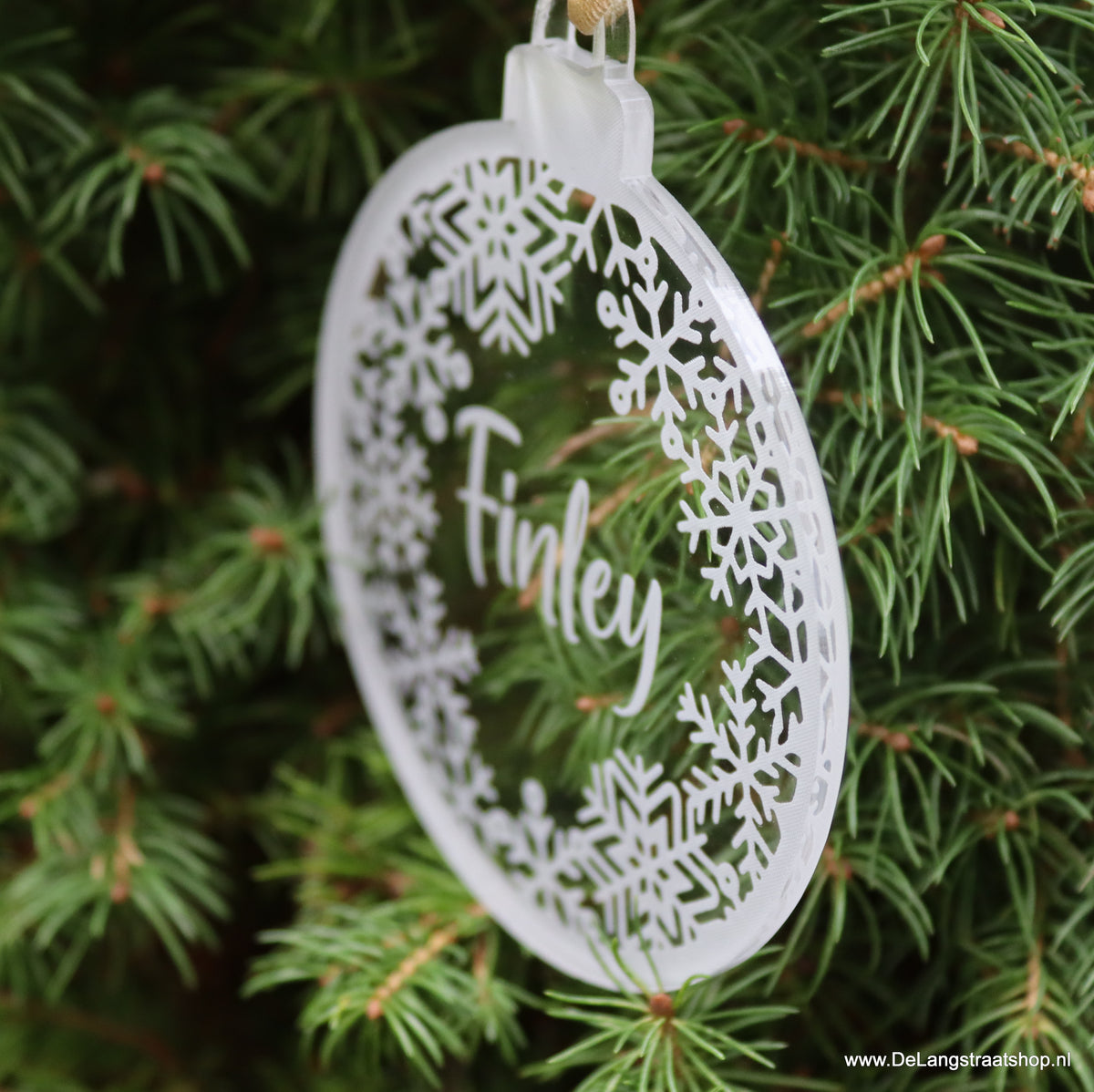 Transparante acryl kerstbal met gegraveerde naam en ophanglint, gepersonaliseerde kerstdecoratie.