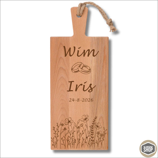 Houten borrelplank met bloemen, namen en trouwdatum als persoonlijk bruiloftscadeau.
