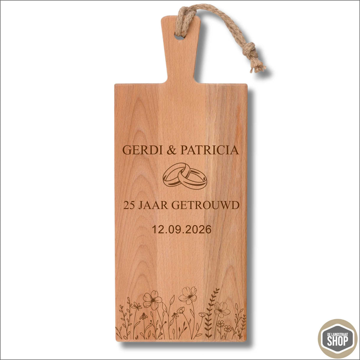 Houten borrelplank trouwjubileum met namen, trouwdatum, trouwringen en bloemenrand