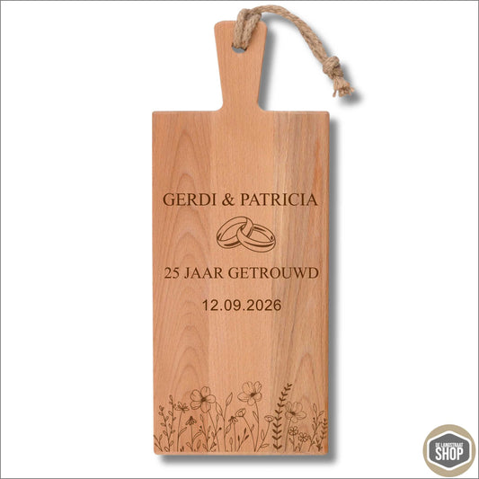 Houten borrelplank trouwjubileum met namen, trouwdatum, trouwringen en bloemenrand