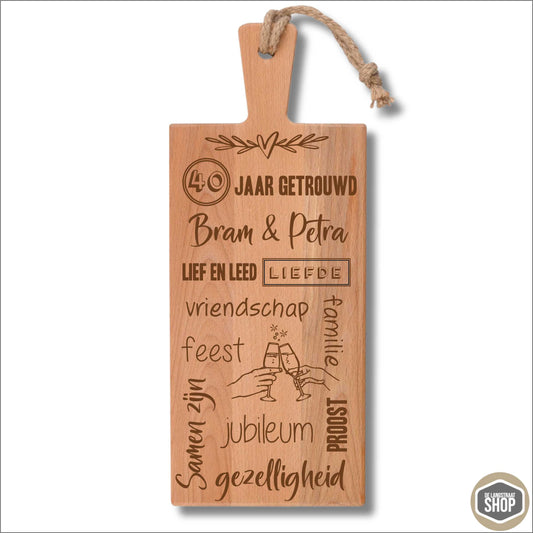 Gepersonaliseerde trouwjubileum plank met namen, trouwdatum en huwelijksjubileum als uniek cadeau voor een echtpaar.