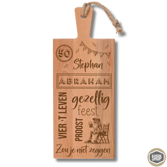 Abraham borrelplank met 50e verjaardagsteksten en feestelijke Abraham-afbeelding.