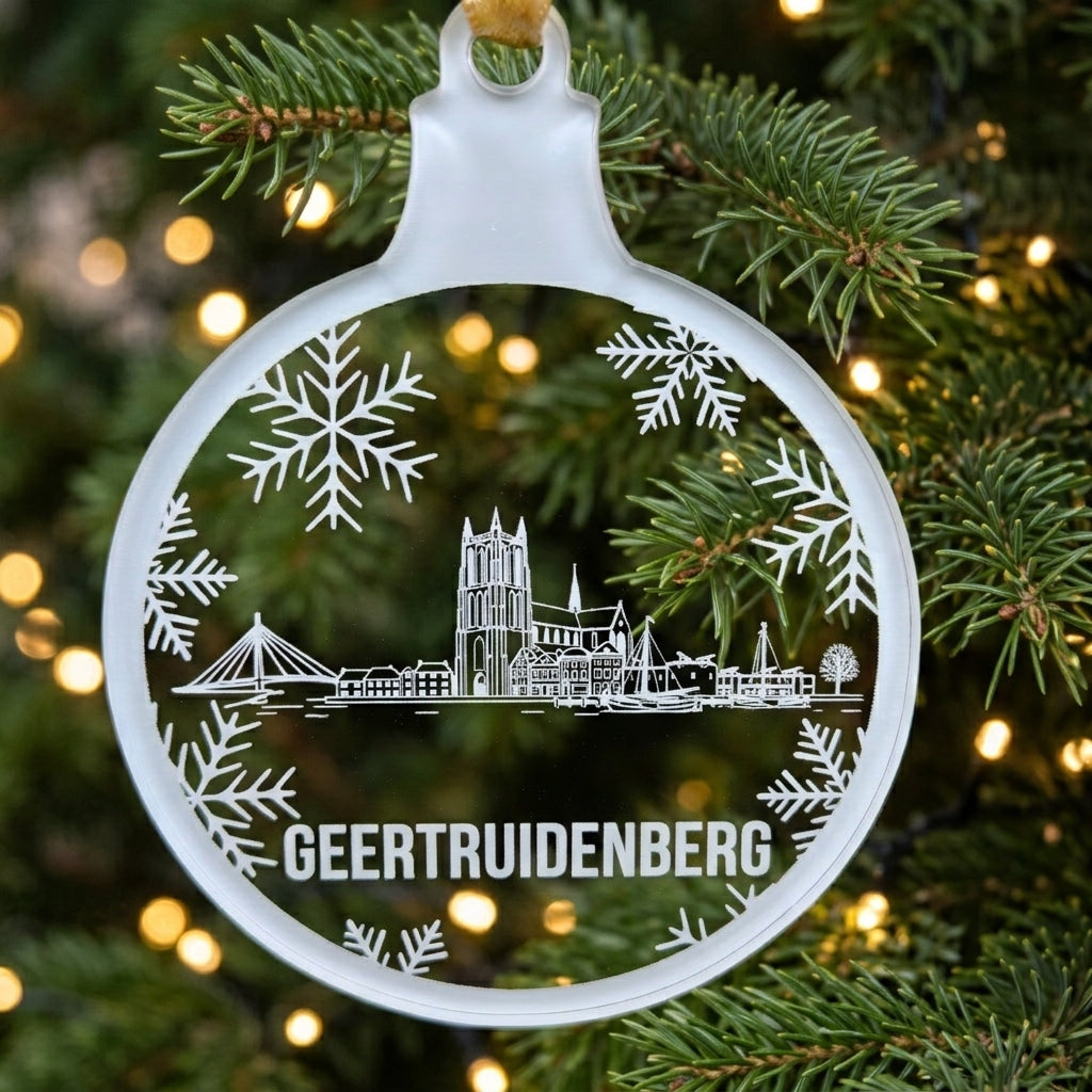 Transparante acryl kerstbal met lasergegraveerde skyline van Geertruidenberg.