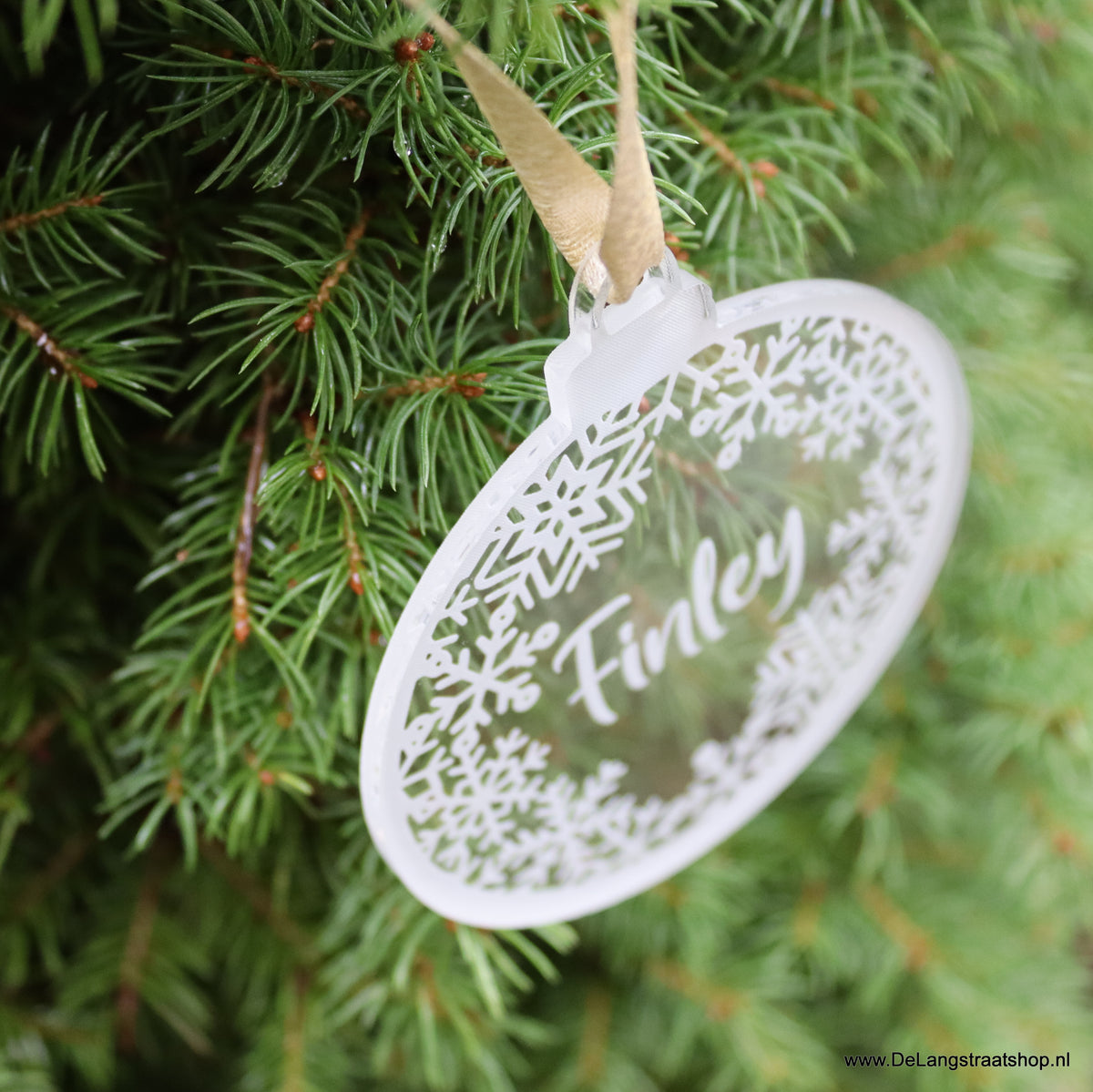 Transparante acryl kerstbal met gegraveerde naam en ophanglint, gepersonaliseerde kerstdecoratie.