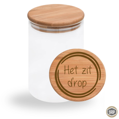 Gegraveerde snoeppot met houten deksel: ‘Het zit d’rop’