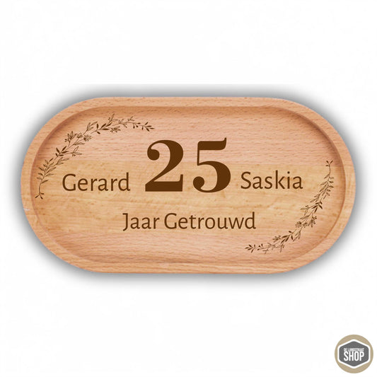 Koffietray van beukenhout met gravure, gebruikt als jubileumcadeau.