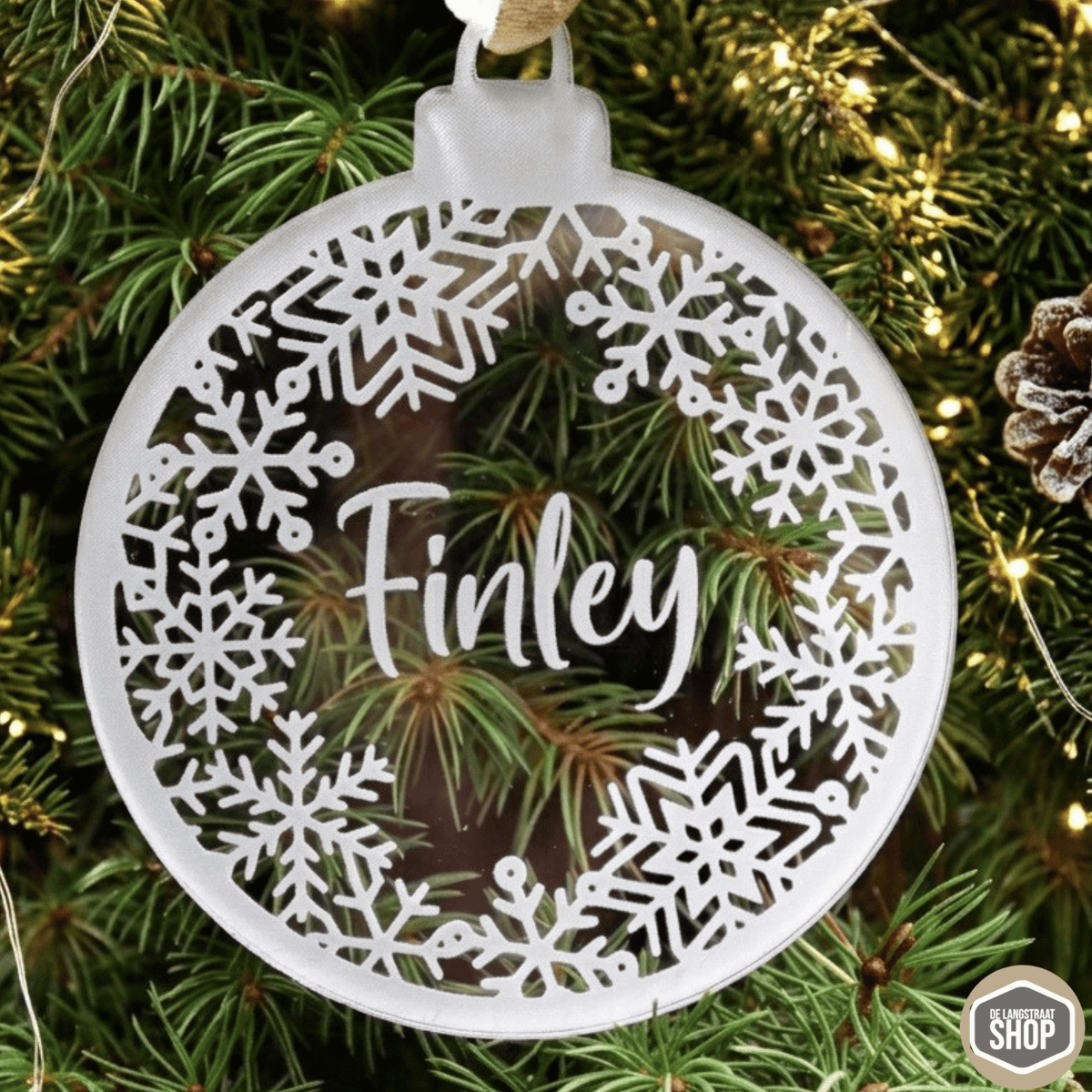 Transparante acryl kerstbal met gegraveerde naam en ophanglint, gepersonaliseerde kerstdecoratie.