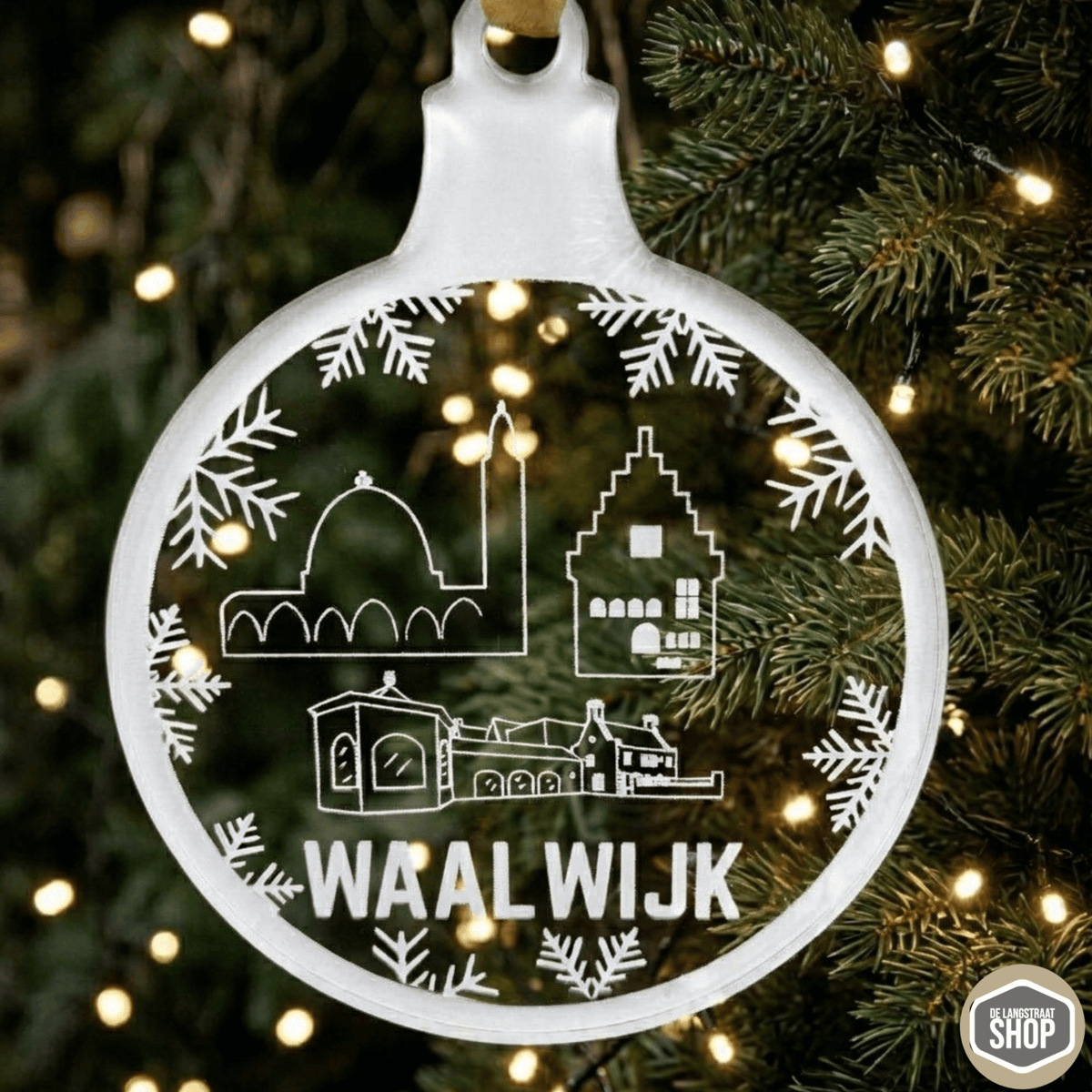 Kerstbal van transparant acryl met lasergegraveerde skyline van Waalwijk, met de Sint-Jan de Doper, het Oude Raadhuis en het Schoenenkwartier.