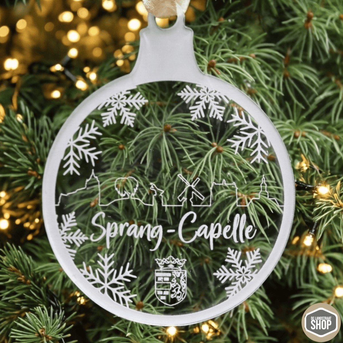 Transparante acryl kerstbal met lasergegraveerde skyline van Sprang-Capelle en herkenbare gebouwen en monumenten.