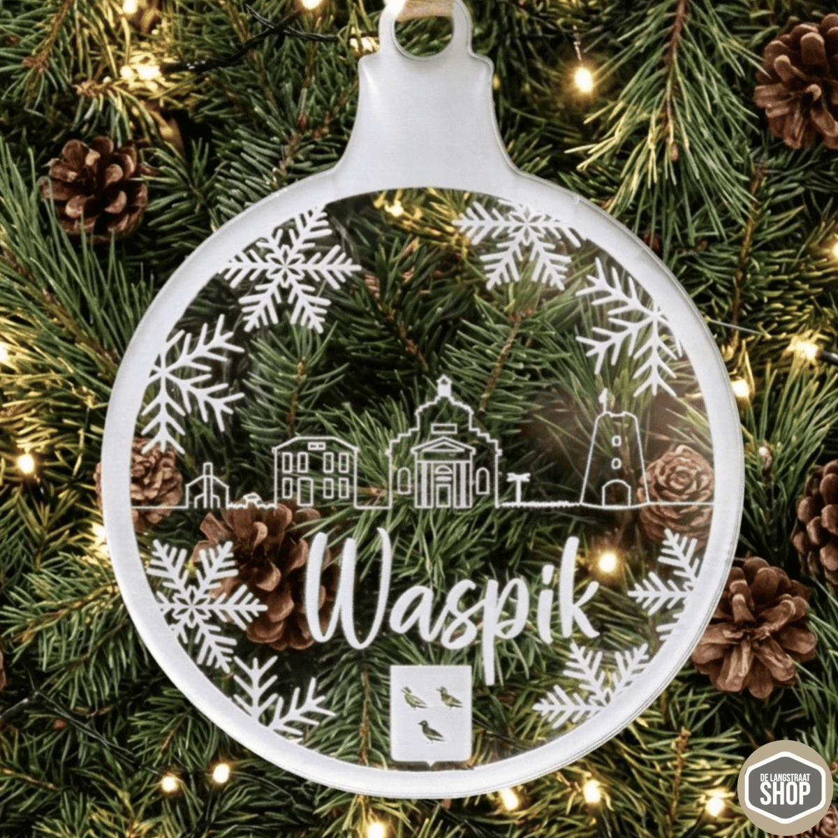 Transparante acryl kerstbal met lasergegraveerde skyline van Waspik, met molen De Hoop, de Bartholomeuskerk en andere herkenbare dorpsiconen.