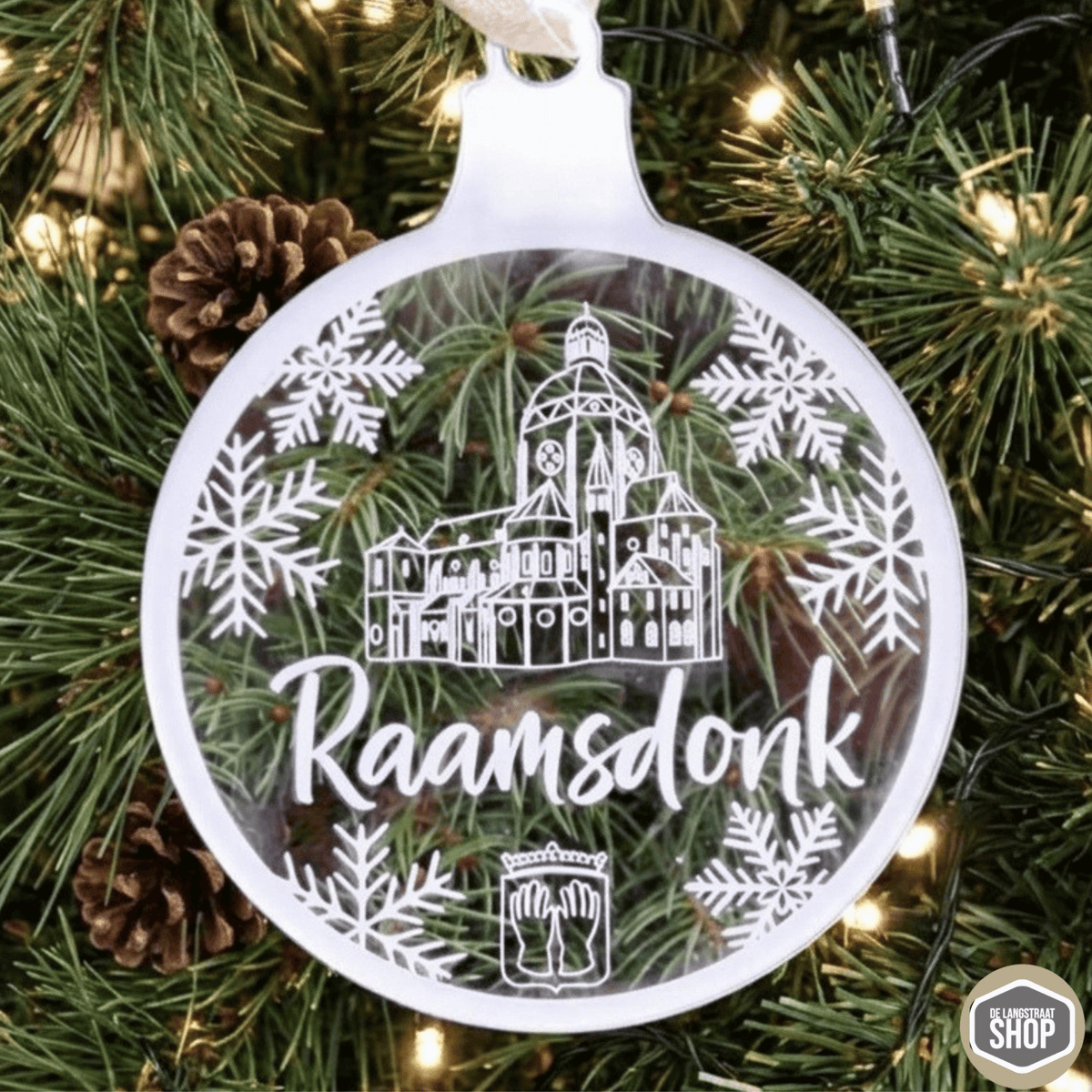 Transparante acryl kerstbal met lasergegraveerde afbeelding van de Sint-Bavokerk in Raamsdonk.