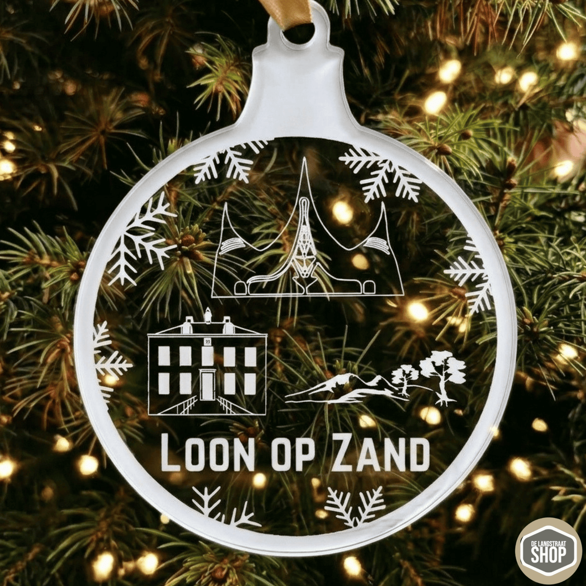 Transparante acryl kerstbal met lasergegraveerde skyline van Loon op Zand, met het Huis van de Vijf Zintuigen, Het Witte Kasteel en de Loonse en Drunense Duinen.