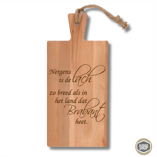 Borrelplank met de tekst ‘Nergens is de lach zo breed als in het land dat Brabant heet’, een sfeervol cadeau voor echte Brabanders.