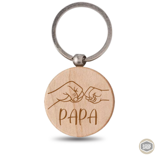 Houten sleutelhanger papa met gravure van twee boxende handen