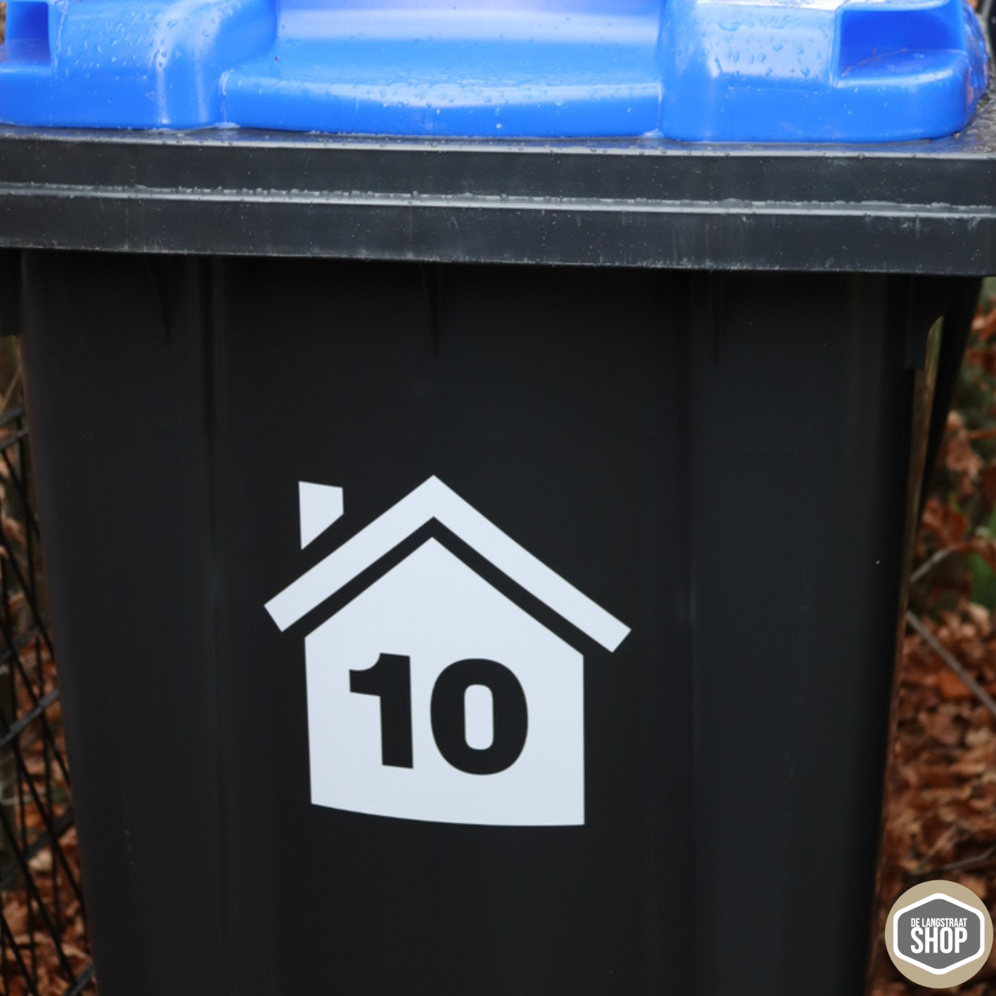 Witte containersticker in huisvorm met huisnummer voor kliko of afvalbak