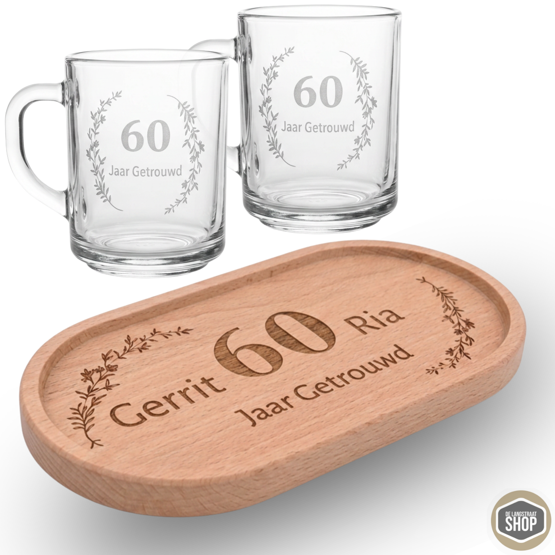 Houten koffietray met twee theeglazen, gepresenteerd als trouwjubileum cadeauset.