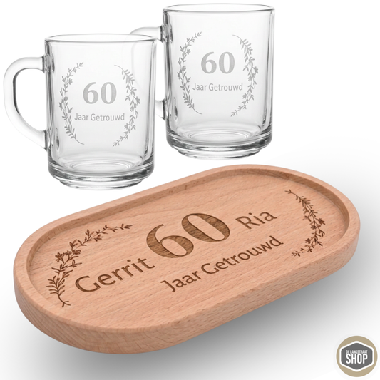 Houten koffietray met twee theeglazen, gepresenteerd als trouwjubileum cadeauset.