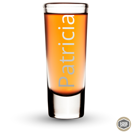 Personaliseerbaar shotglaasje met naam, permanent gegraveerd, inhoud 60 ml, ideaal als cadeau voor feestjes of verjaardagen.