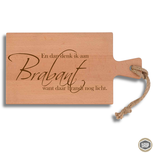 Brabantse borrelplank met de tekst ‘En dan denk ik aan Brabant, want daar brandt nog licht’.