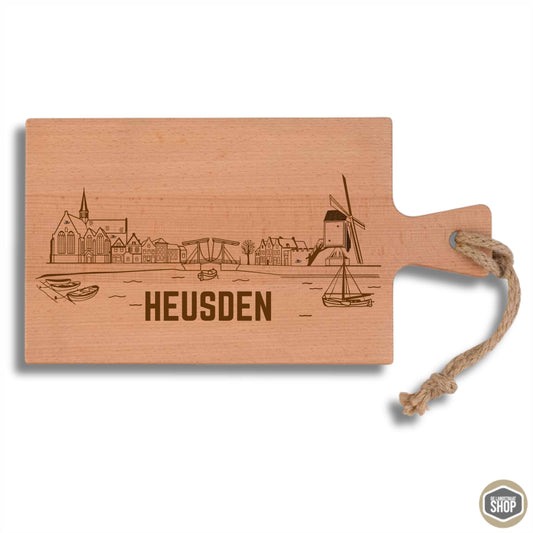 Houten borrelplank met gegraveerde skyline van Heusden – uniek lokaal cadeau uit Heusden.