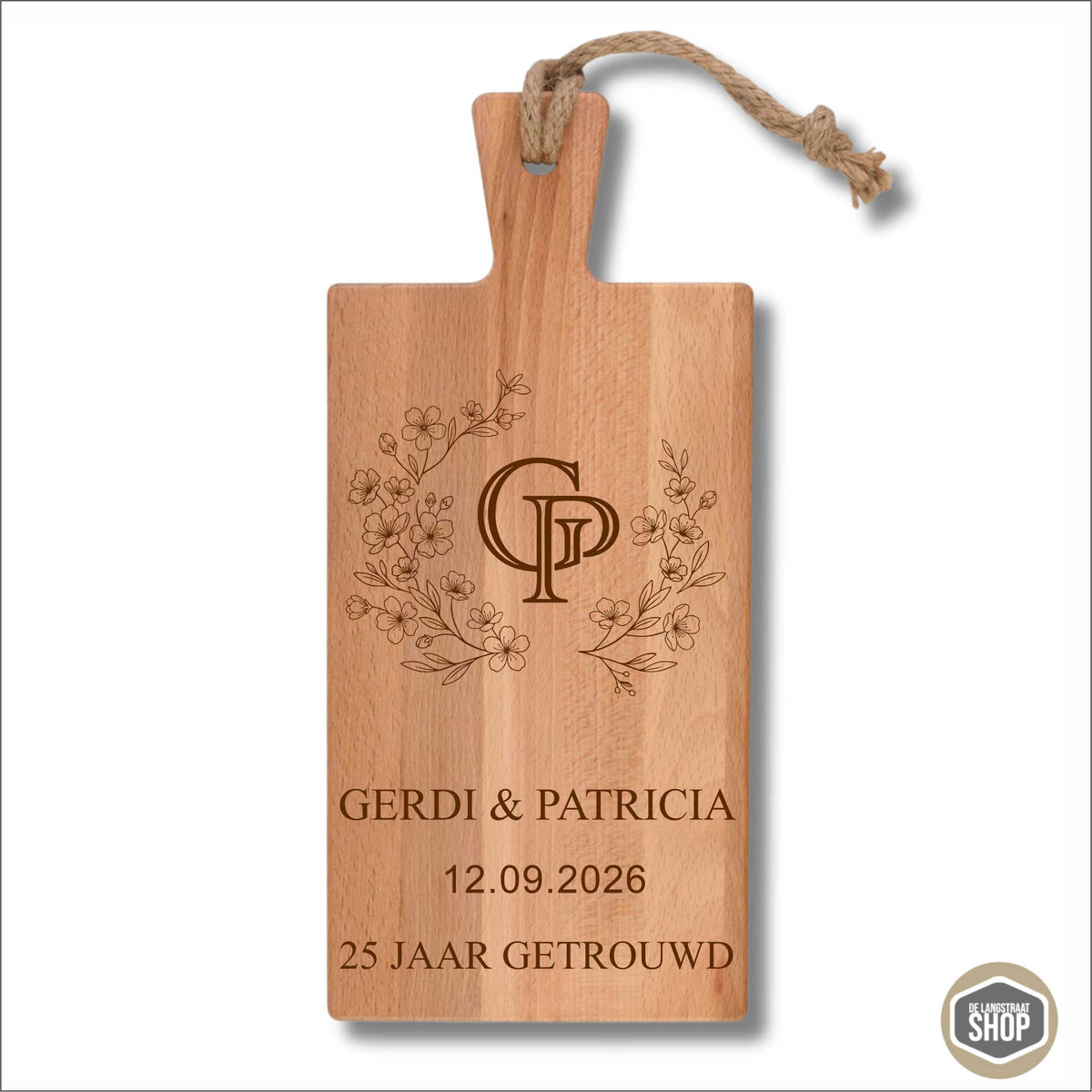 Houten borrelplank voor trouwjubileum met initialen, namen, trouwdatum en bloesemgravure