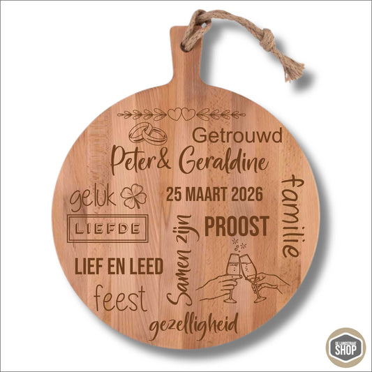 Gepersonaliseerde houten borrelplank met namen en trouwdatum als huwelijkscadeau