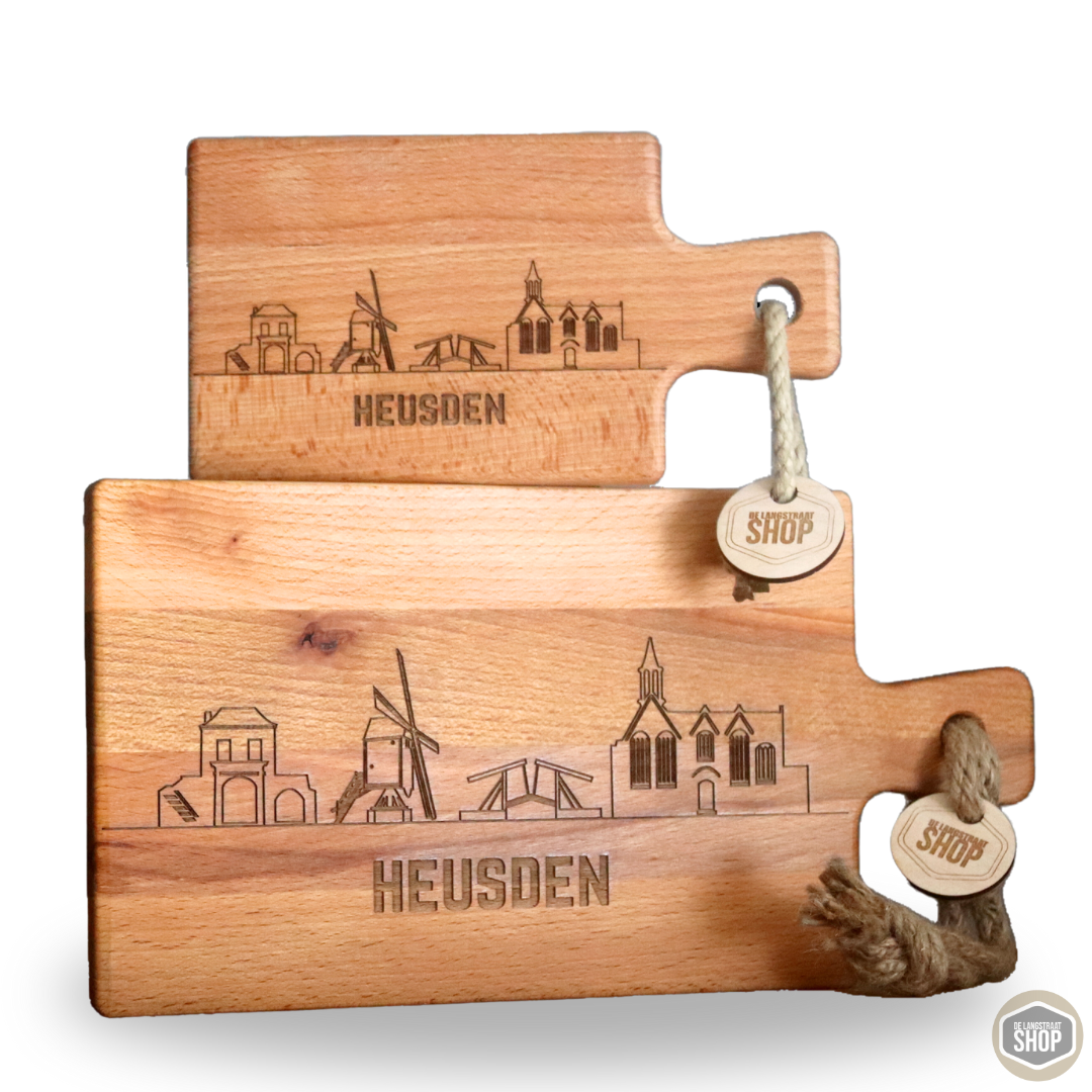 Gegraveerde borrelplank met skyline van Heusden in hout