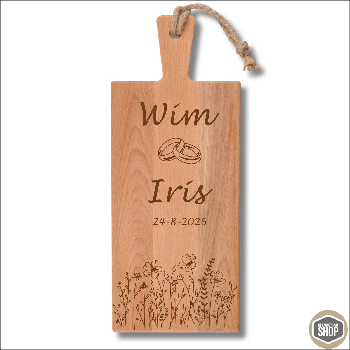 Houten borrelplank met bloemen, namen en trouwdatum als persoonlijk bruiloftscadeau.