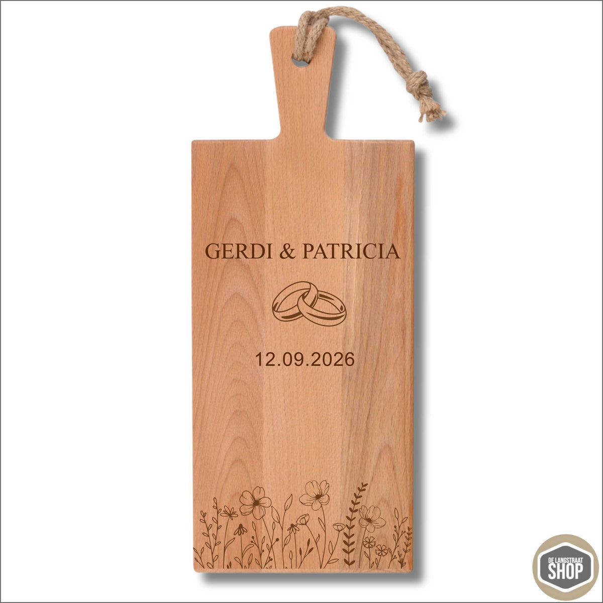 Houten borrelplank met bloemen, namen en trouwdatum als persoonlijk bruiloftscadeau.