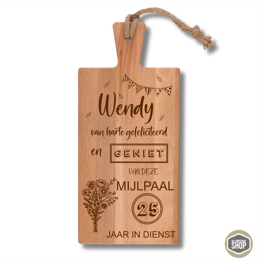 Gepersonaliseerde borrelplank voor werkjubileum met jubileumtekst