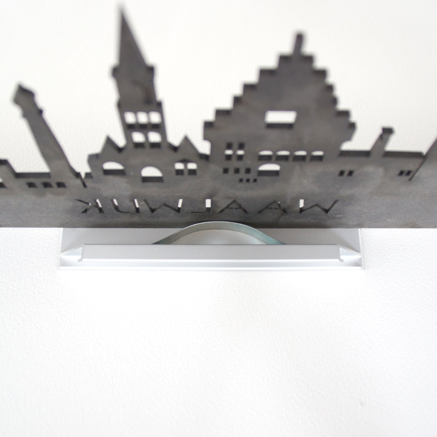 Skyline Waalwijk M 60 cm staande houten wanddecoratie met zwevend aluminium voetstuk
